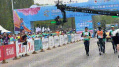 股票模擬交易 沖線！“天工”奪得全球首個人形機器人半馬冠軍